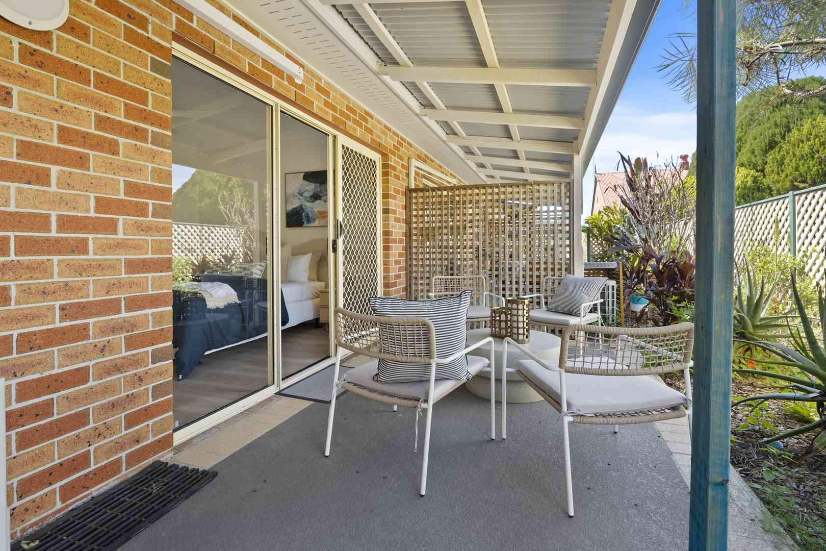 Open-plan one-bedroom apartment near the bay