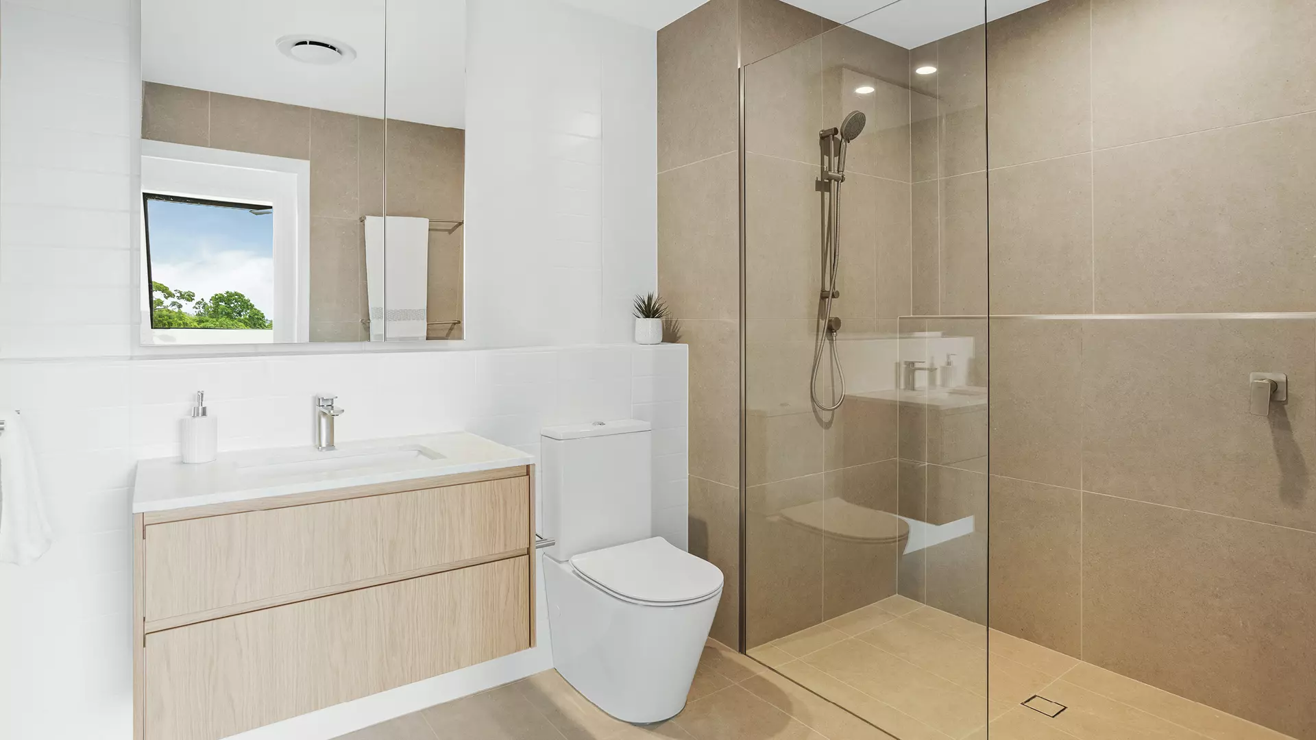 Spacious courtyard apartment surrounded by established gardens