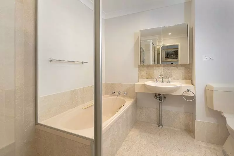 Perfectly located 3 bedroom unit with easy ramp access and glorious views.