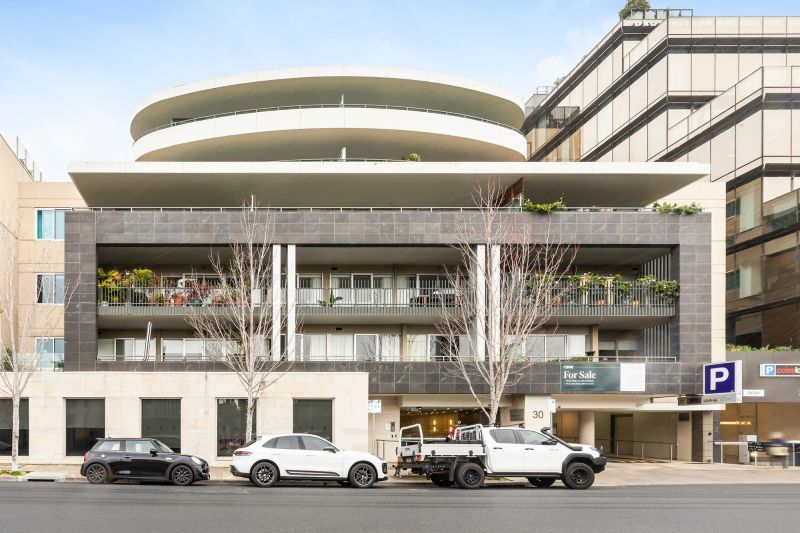North-facing 2-bedroom apartment with views!
