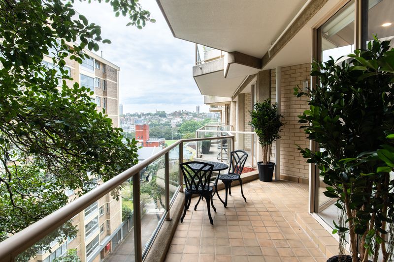 Sunlit Apartment with Harbour Views in Prime City Location