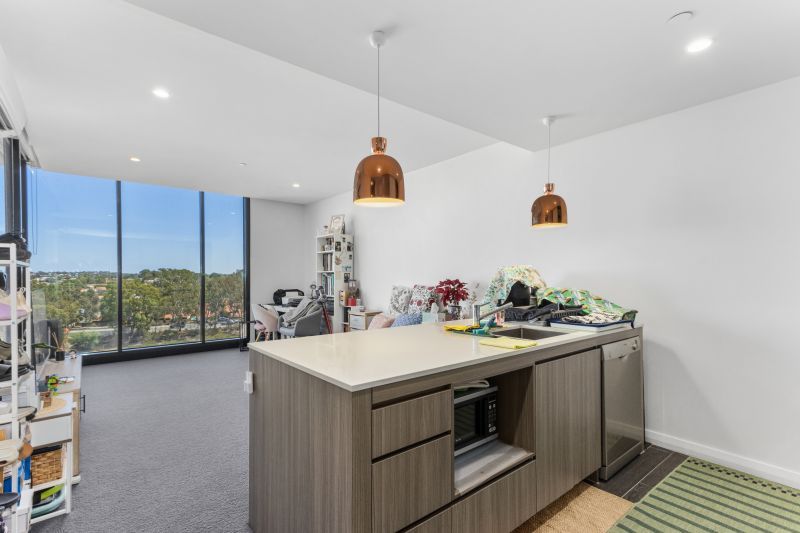 Contemporary and Stylish Living, Central Location!