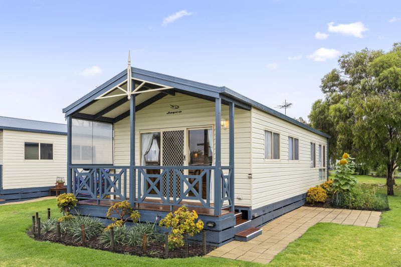 2 Bedroom Home- Pool Views- Prime Location!