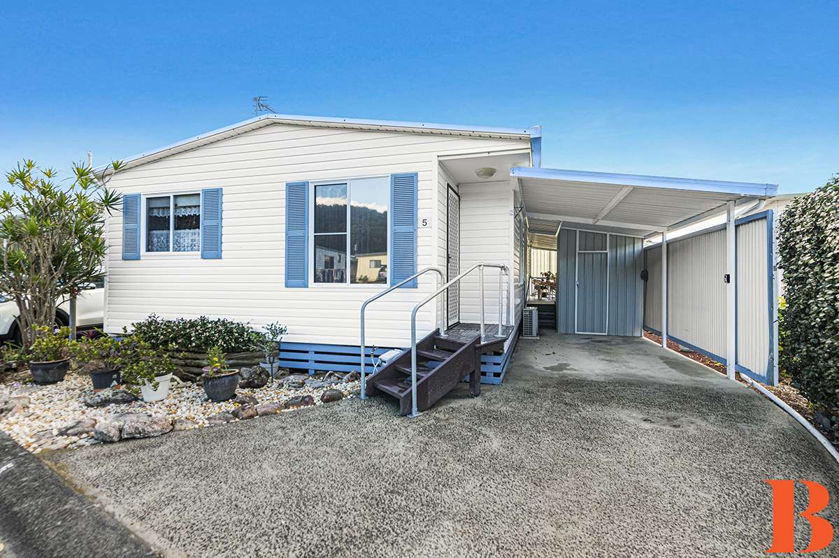 4 Bedrooms - or Guests, Hobbies and Grand Kids - 2 Car Parks - Minutes walk to Shopping