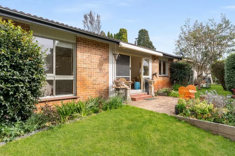 Sun-filled, Freestanding 3 Bedroom Cottage
