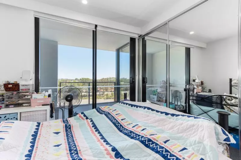 Contemporary and Stylish Living, Central Location!