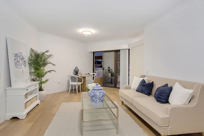 Easy access one-bedroom apartment with spacious courtyard