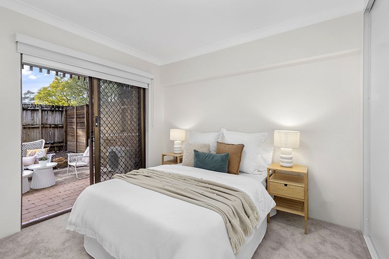 Beautifully renovated 2-bedroom ground floor unit with large courtyard