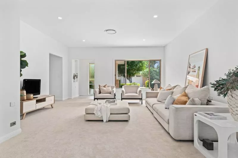 Spacious villa with double lock up garage