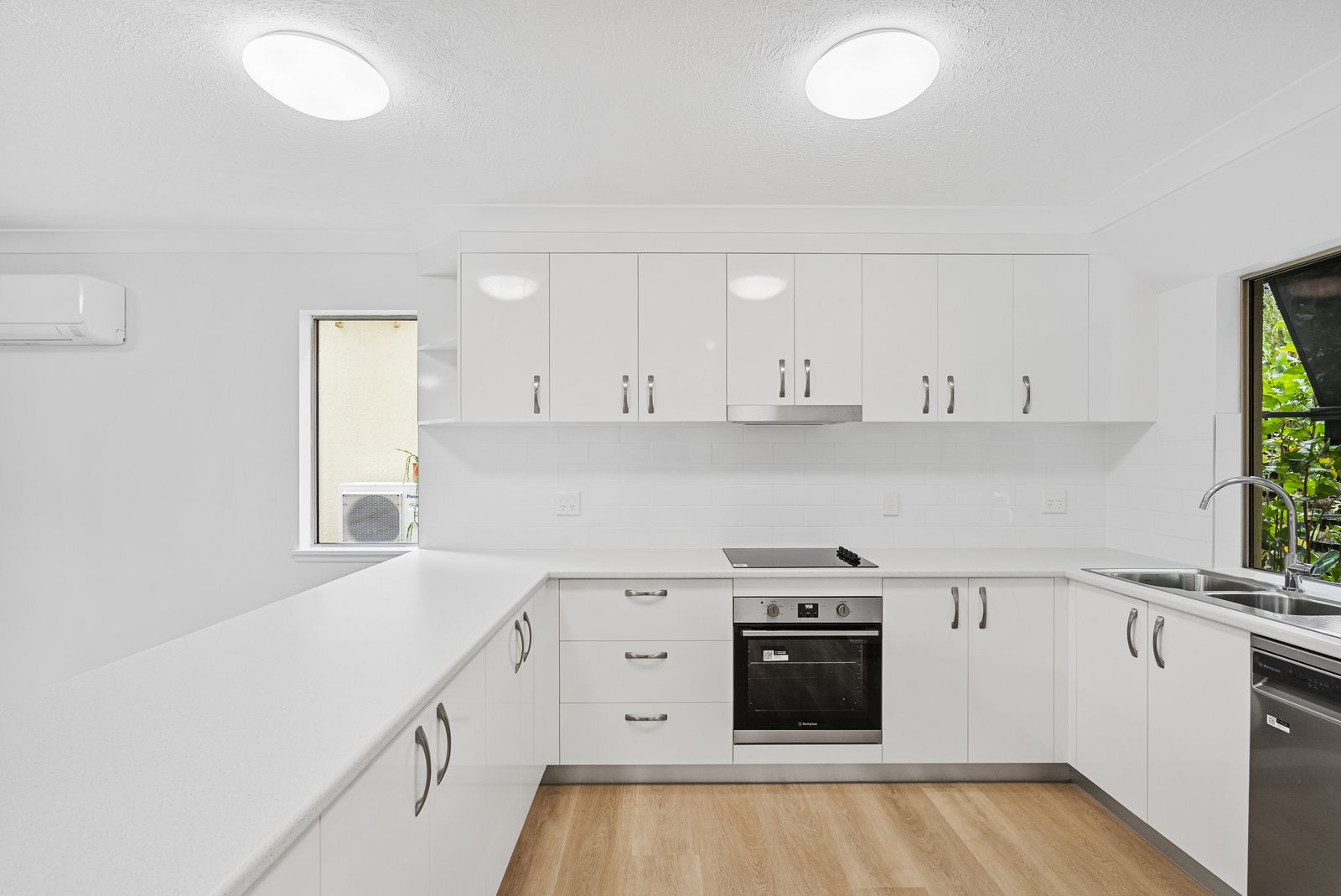 Large ground-floor 2-bedroom villa on corner