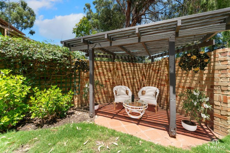 CURRENTLY UNDER OFFER. Fabulous garden apartment!