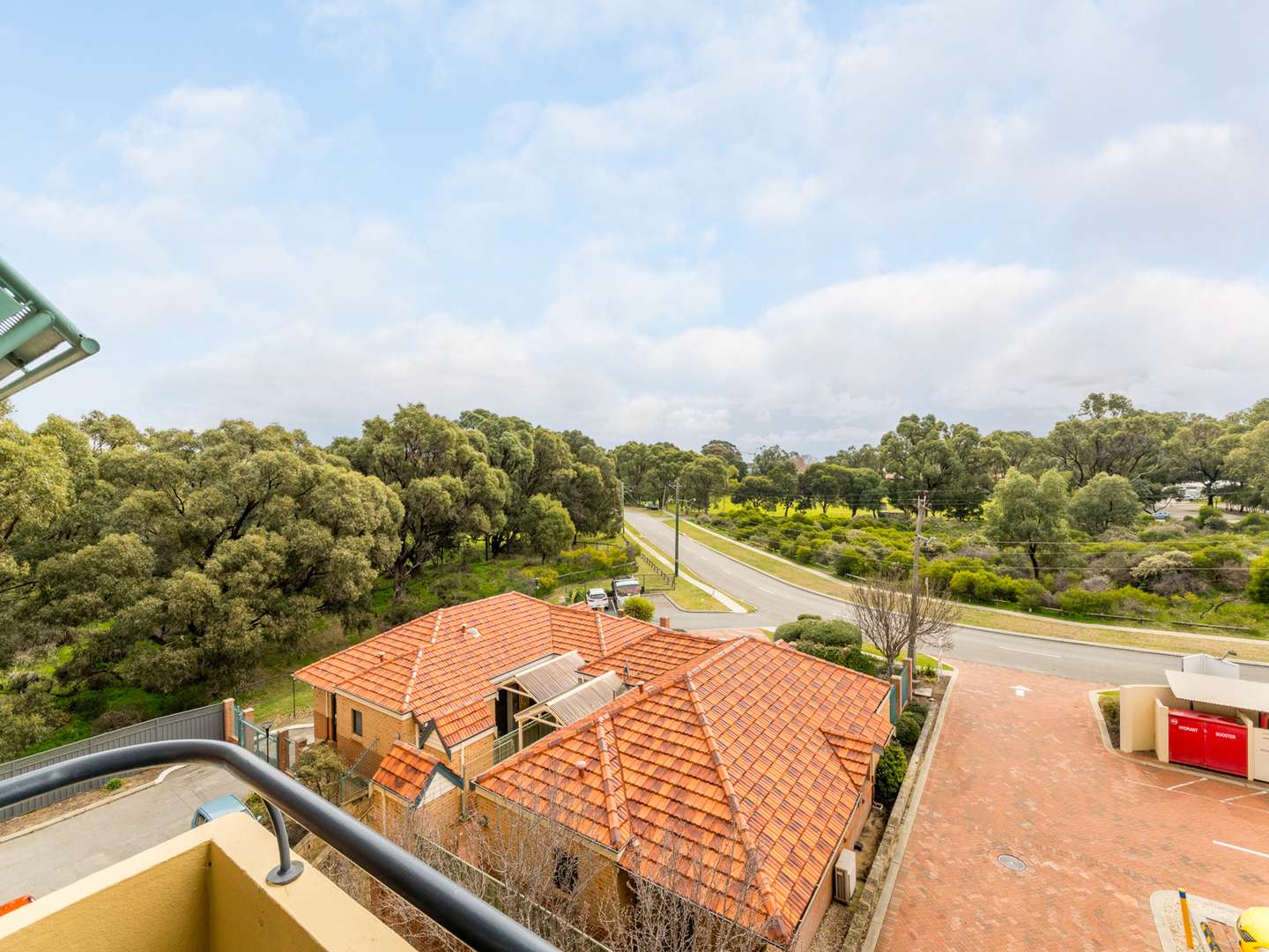 Stylish 1 Bedroom + Study Apartment in the Heart of Moline Village, Karrinyup