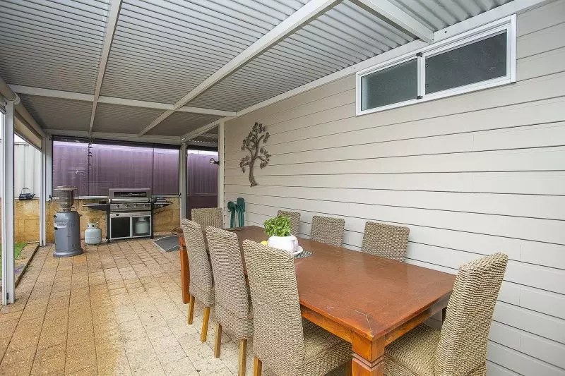 Light filled 2-bedroom home with outdoor entertaining deck