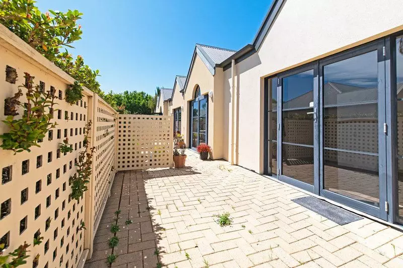 Serviced apartment full of natural light! 