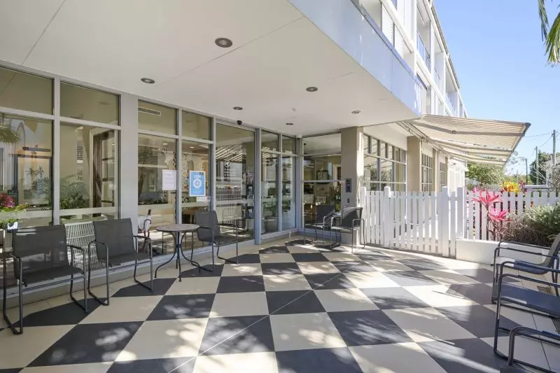 Discover the perfect blend of style and convenience in the Gabba