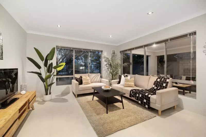 Spacious Riverside Family Retreat!