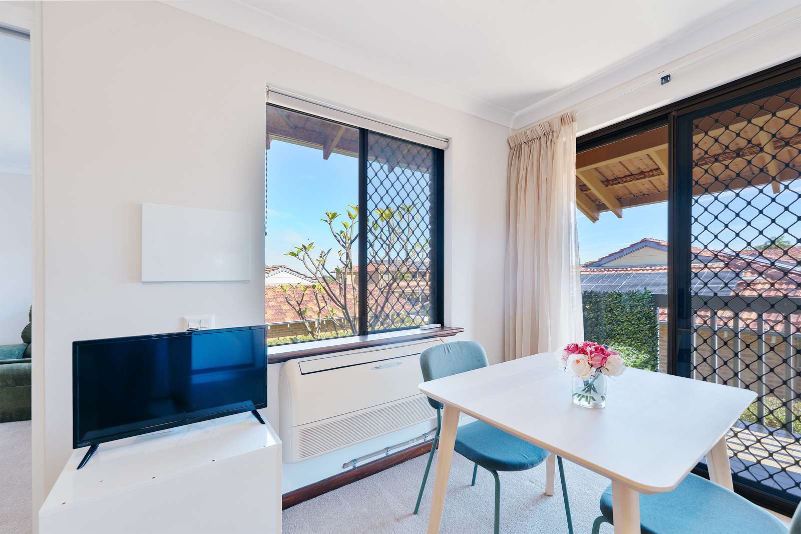 Light and bright double aspect apartment