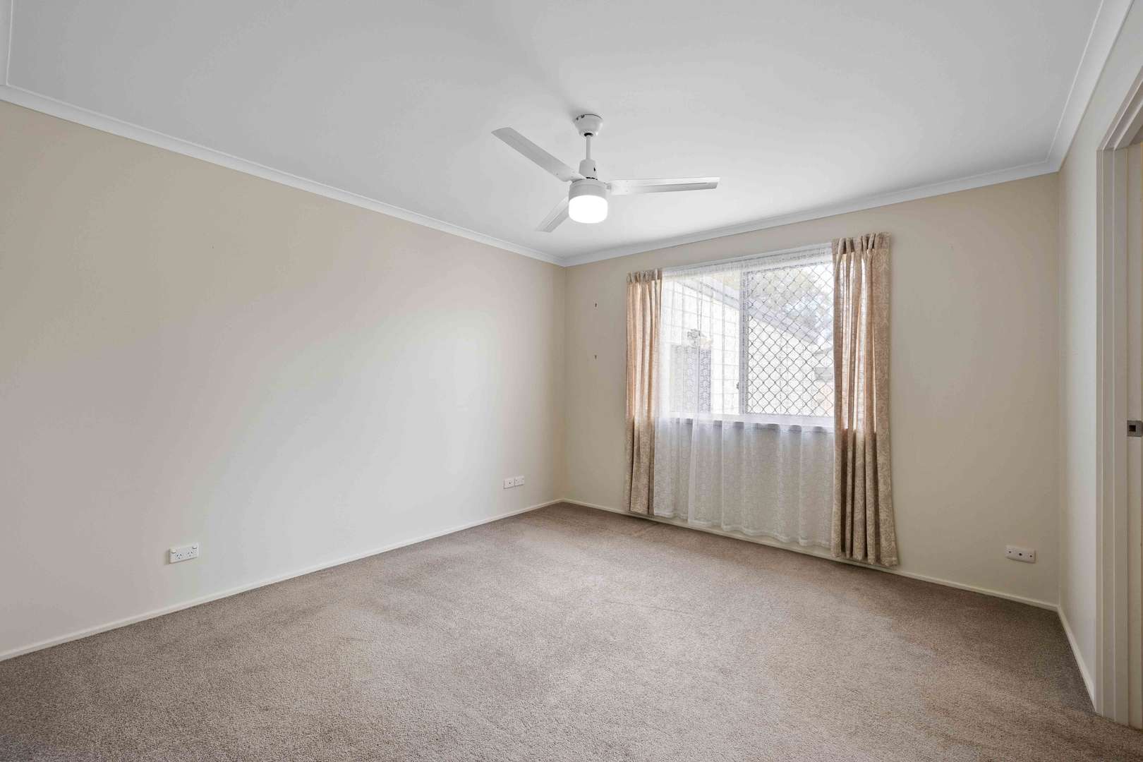 Beautifully presented property with Double Garage and DOG Friendly!!!