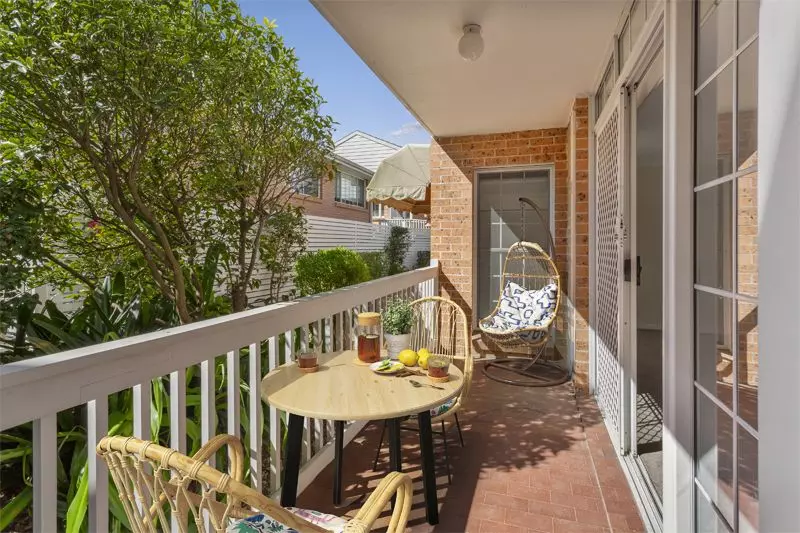 Newly renovated ground floor unit with easy access, large rear courtyard, close to the clubhouse.