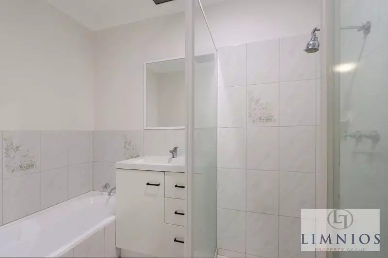 Street Front Home In Quiet Cul - De - Sac