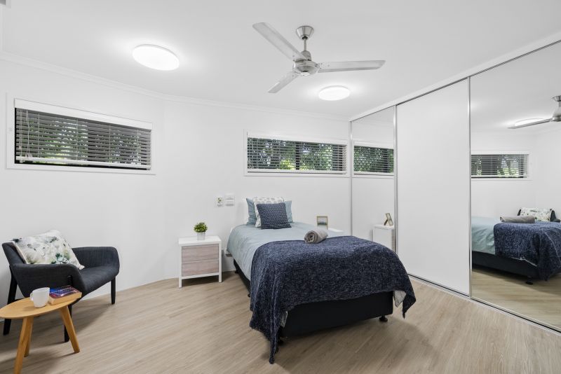 Two-bedroom apartment in convenient location with ocean view