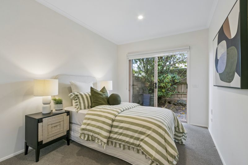 Beautifully refurbished 2-bed plus study villa