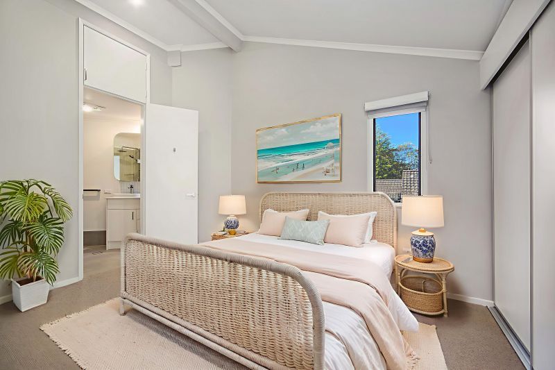 One Bedroom, Upper Level, Low Maintenance Unit!