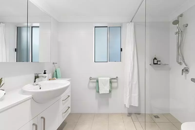 Exquisitely renovated 2 bedroom unit with well-sized living area and spacious kitchen.