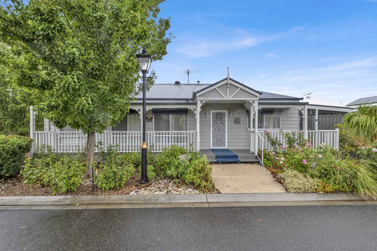Lifestyle Communities Seasons - Charming ranch-style home