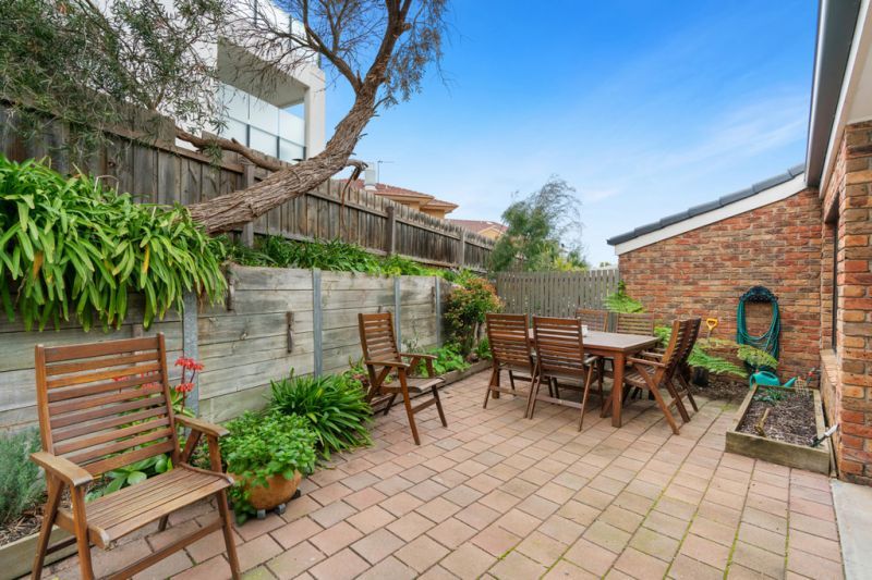 DEPOSIT TAKEN - Light & bright ground floor unit with rear courtyard and single garage