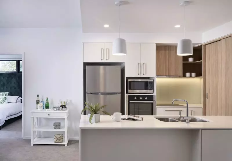 Large, bright and breezy apartment with city outlook