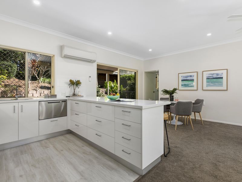 Spacious villa with lock up garage!