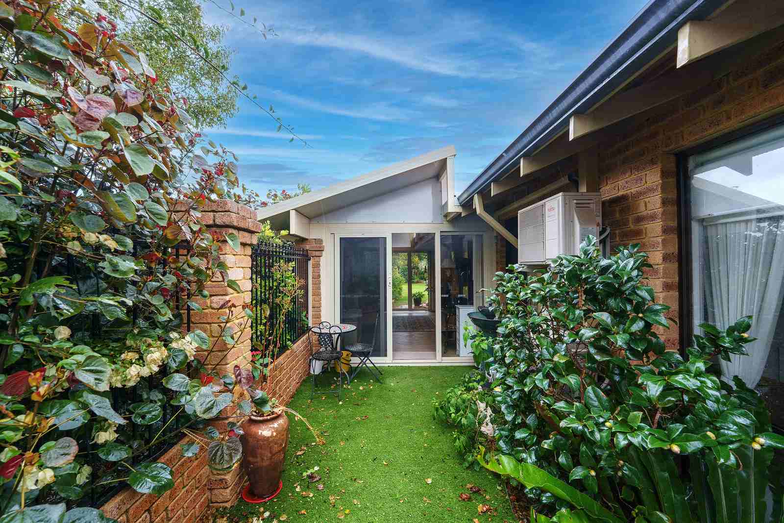 Beautifully renovated villa with conservatory and garden views