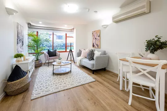 Eldercare College Green: freshly renovated one-bedroom downstairs unit close to the city