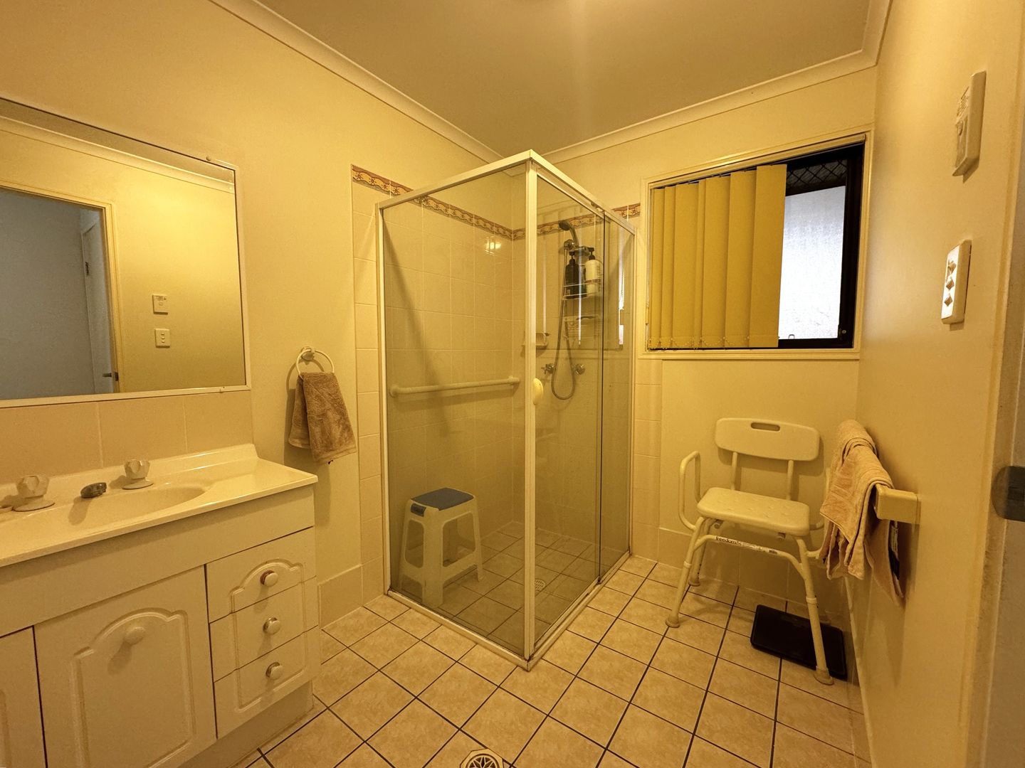 DOWNSIZE in comfort ... into a 2 bedroom home within a secure gated complex !