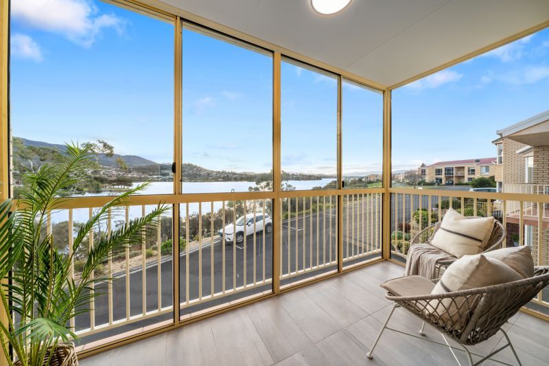 Large two-bed villa with views of Bilton Bay