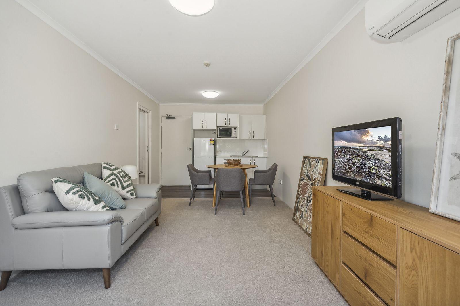 Sunny one-bedroom apartment