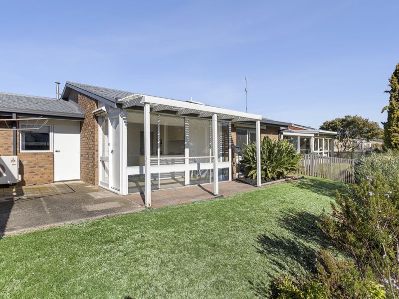 Light-filled Unit with Garden Views and Sunroom