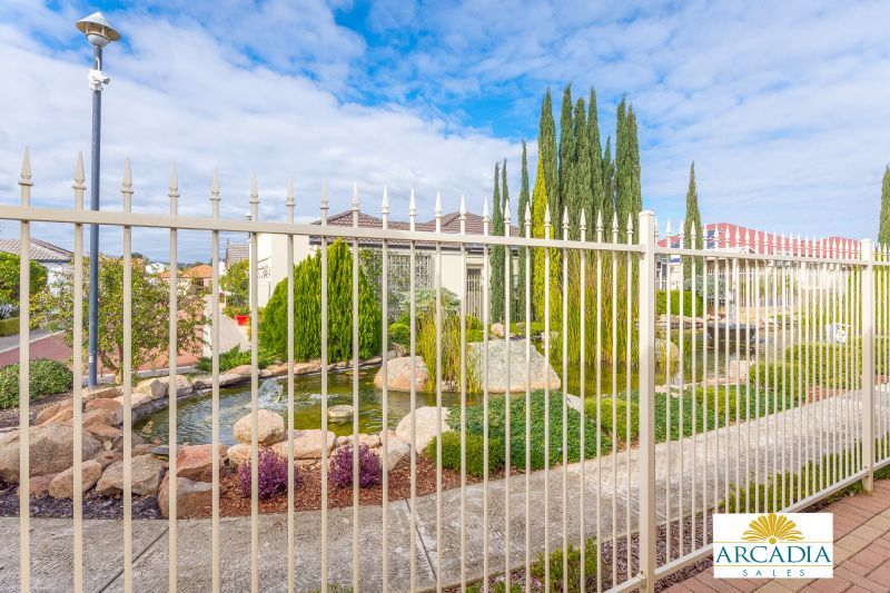 ARCADIA WATERS MADDINGTON - Dress to Impress...