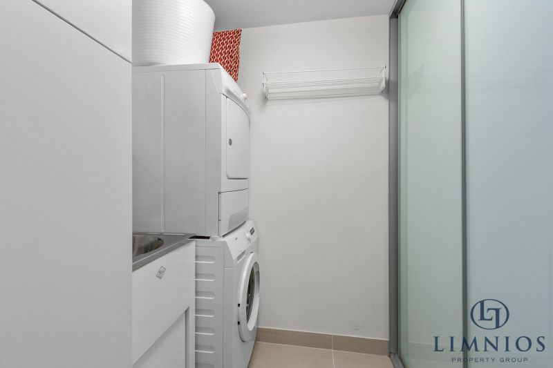 Warehouse Terrace Style Apartment With 3 Bedrooms Plus a Study!!