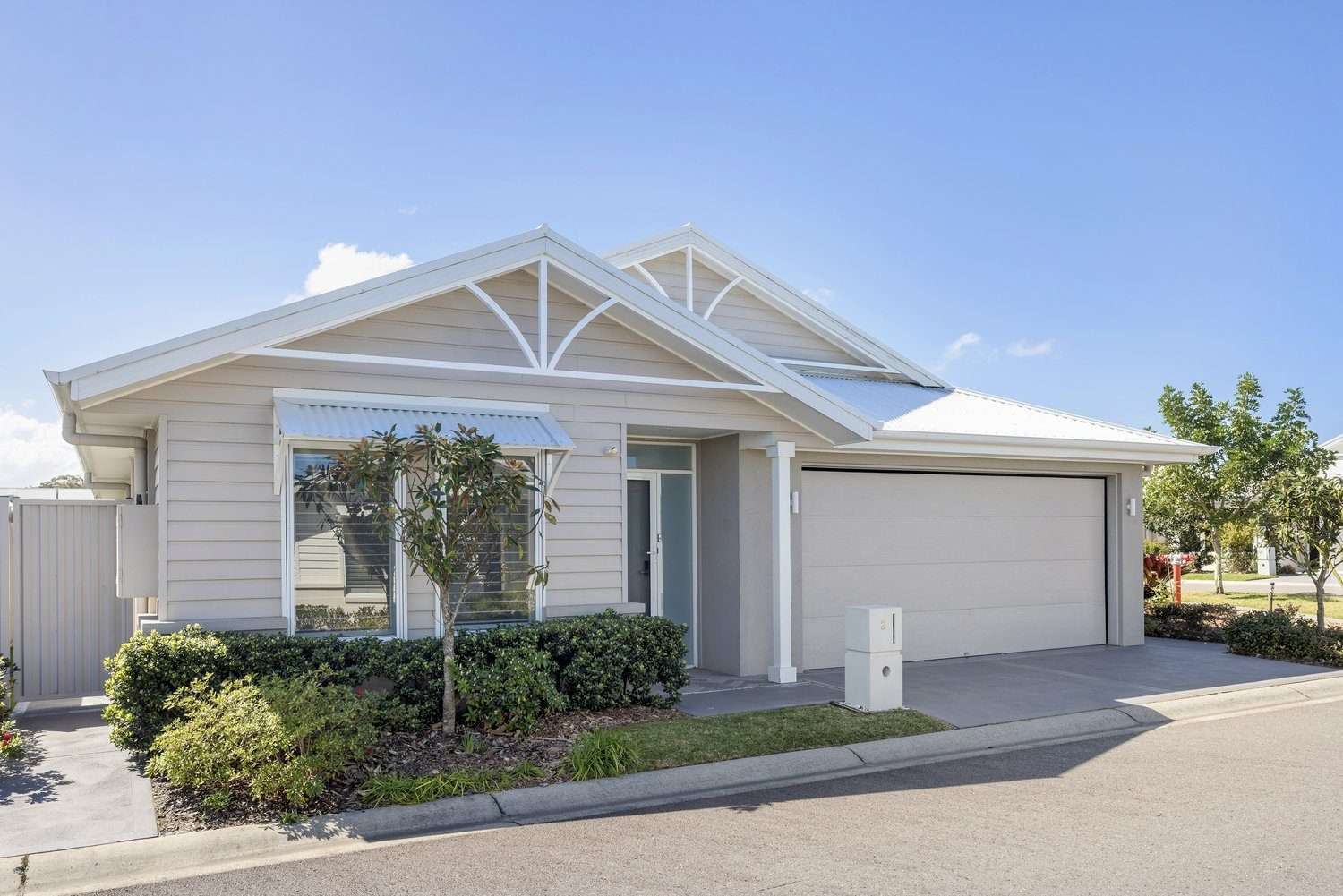 Elegant Three-Bedroom Retreat - Sunlit Alfresco Living