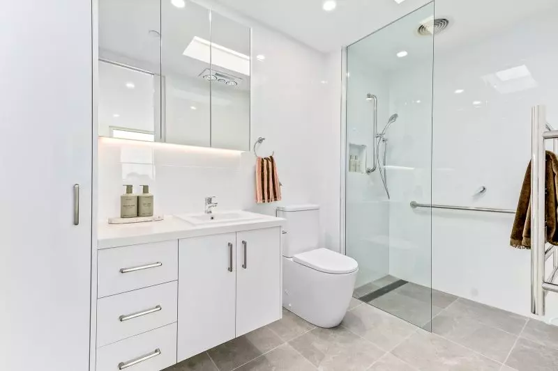 Airy top-floor apartment with stunning north-east views