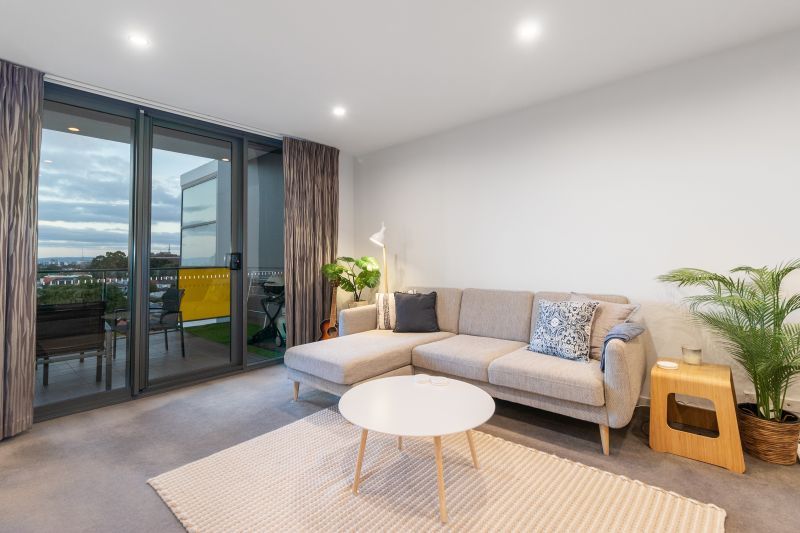 Top Floor Apartment With Views!