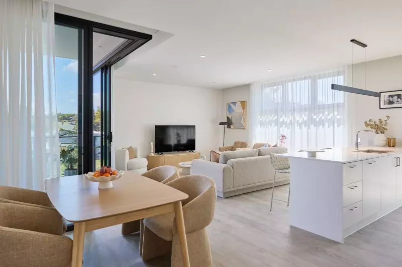 The Thornbill - large light-filled apartment with private balcony