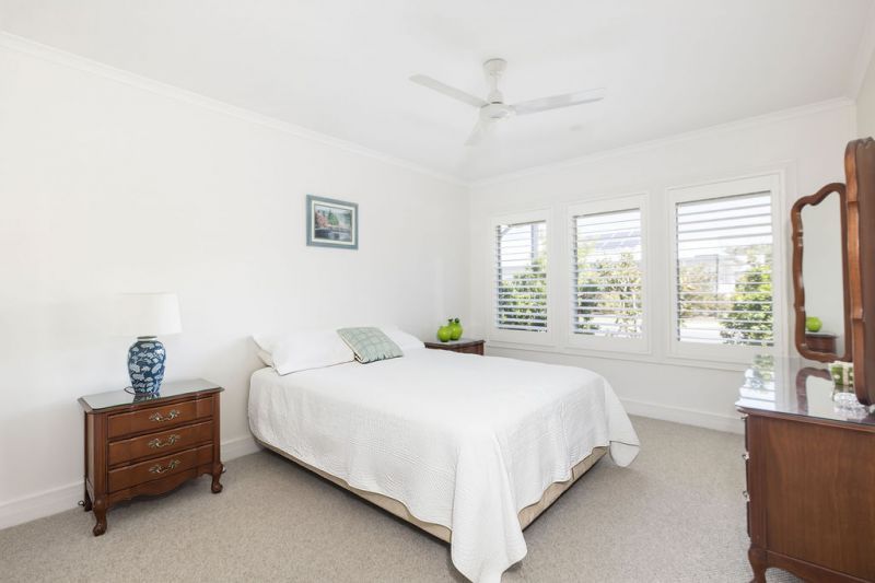 Elegant Three-Bedroom Retreat - Sunlit Alfresco Living!