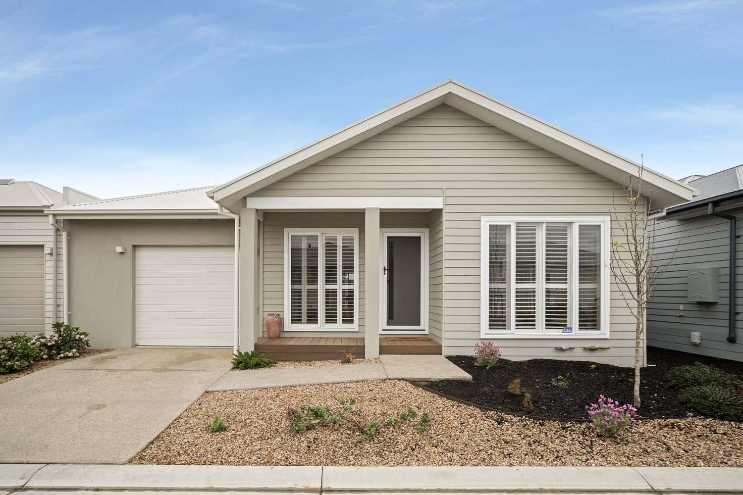 Lifestyle Communities Riverfield - Step inside this fresh, modern & immaculate home