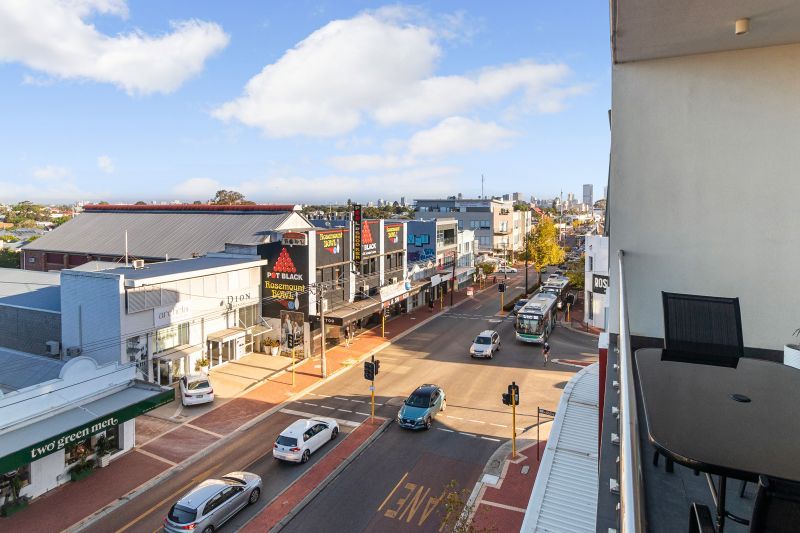 Stunning Views and Urban Lifestyle!!