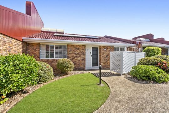 Beautiful two-bedroom, 1 bathroom villa with sunroom.