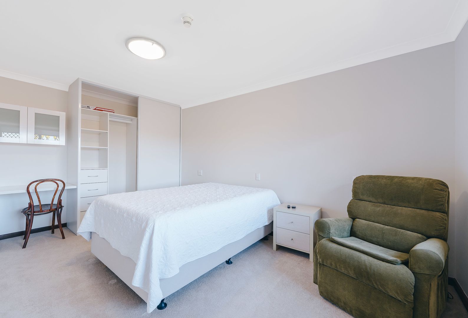 Light and bright double aspect apartment