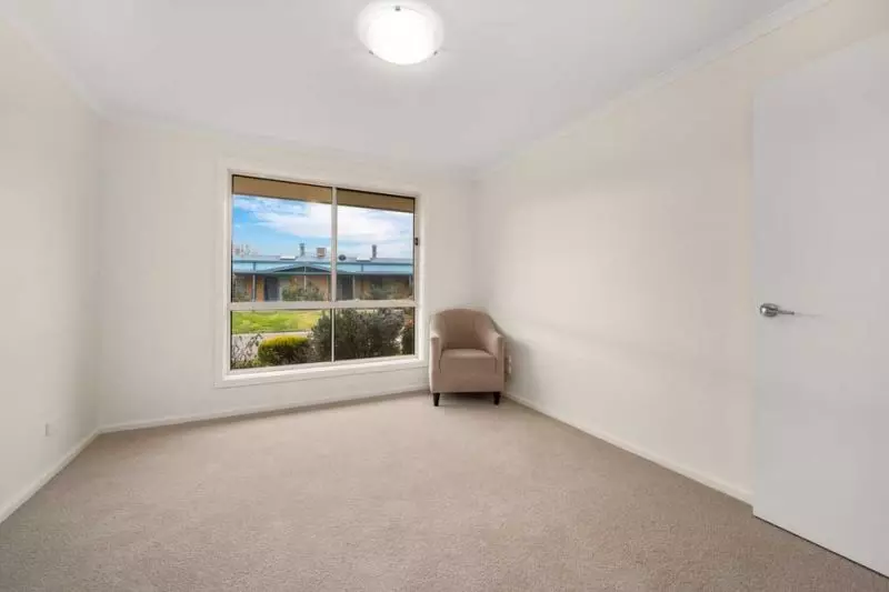 Lovely unit located in a quiet Court.